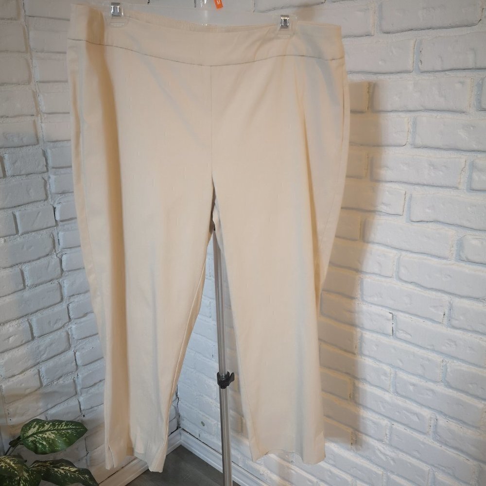 Cleo Ladies Size Large Beige Pull On Style Capri Length Pants